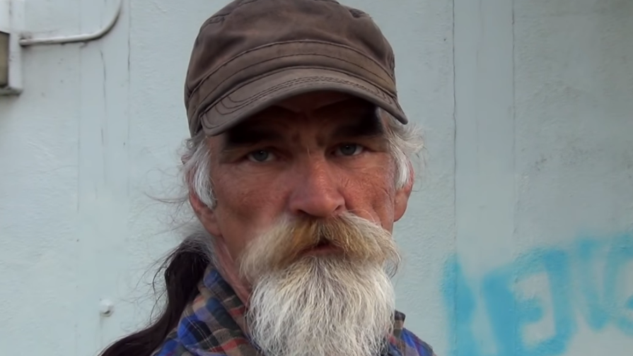 Dakloze man met grappige snor