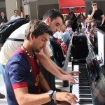 2 vreemden spelen piano