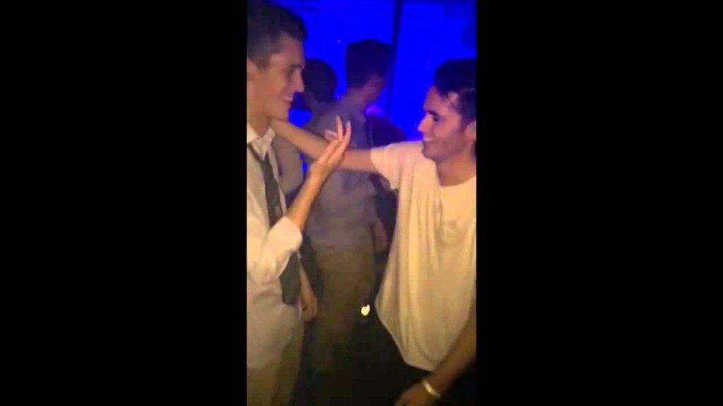 30 Meisjes zoenen op een avond