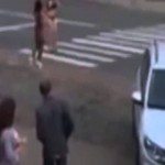 Afgeleid door een vrouw