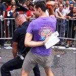 Agent danst mee op Gay Pride