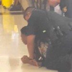 Agent neemt jongen van 14 in wurggreep