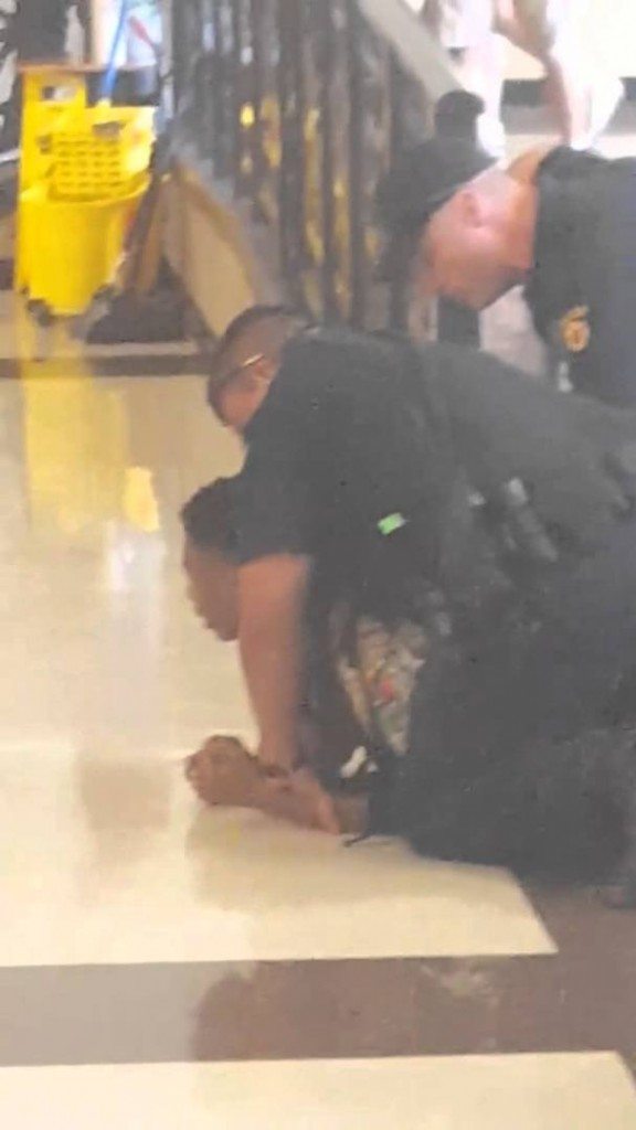 Agent neemt jongen van 14 in wurggreep