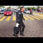 Agent regelt verkeer zoals Michael Jackson