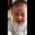 Baby eet citroen en…