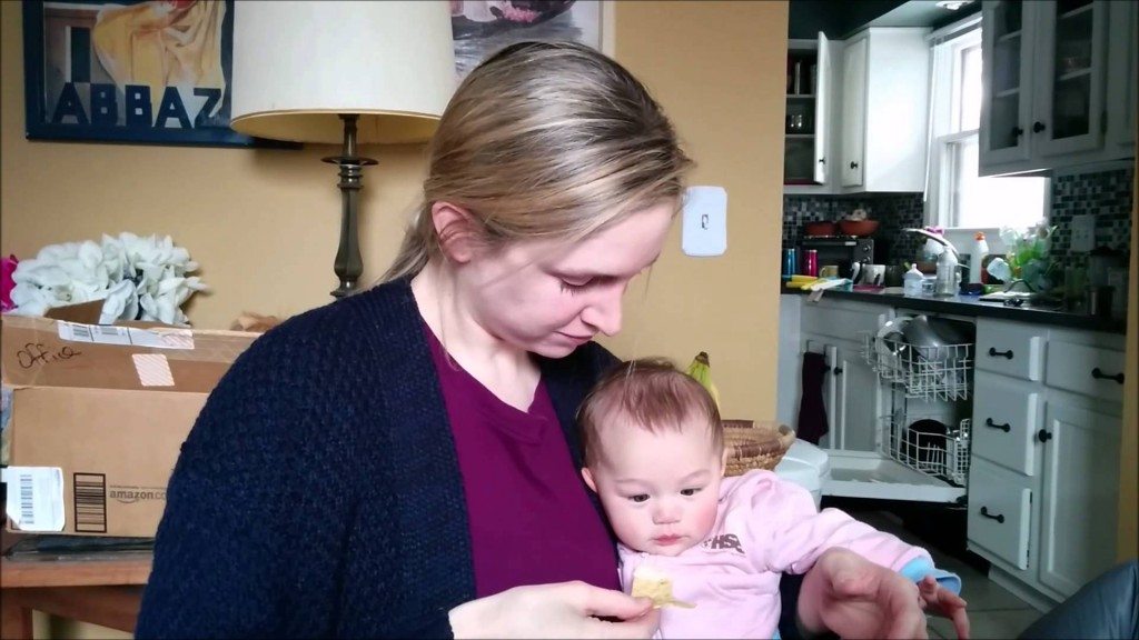Baby lacht bij het eten van chips