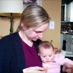 Baby lacht bij het eten van chips