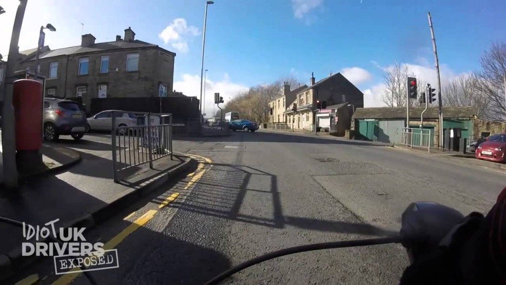 Bestuurder rijdt tegen hekken