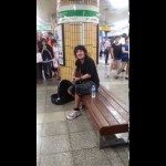 Blanke straatmuzikant zingt in het Koreaans
