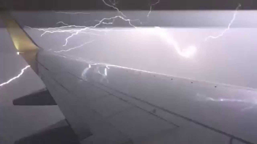 Bliksem slaat in op vliegtuig