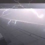 Bliksem slaat in op vliegtuig