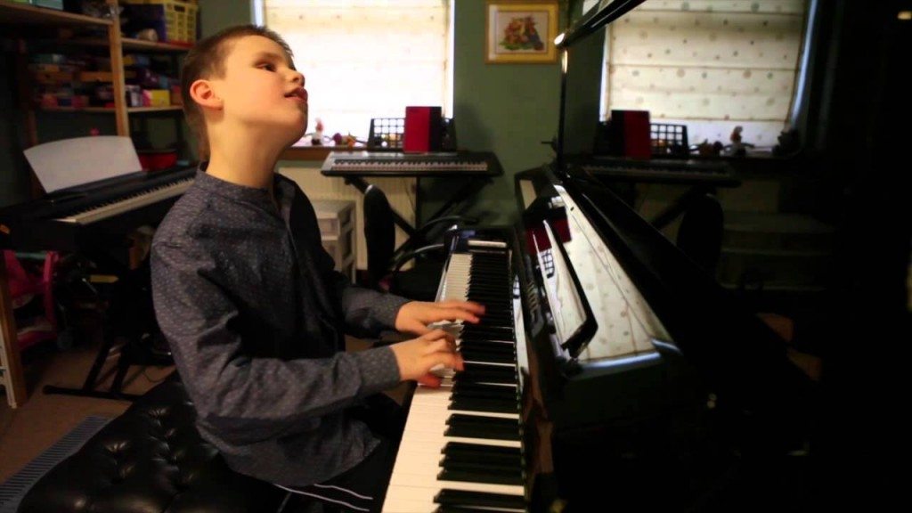 Blinde jongen is pianovirtuoos