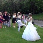 Bruidegom trap bruidsboeket kapot