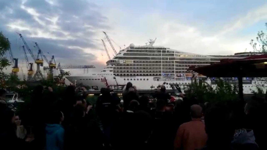 Cruiseschip begroet Hamburg