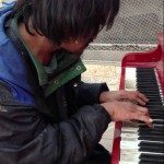 Dakloze speelt prachtig piano