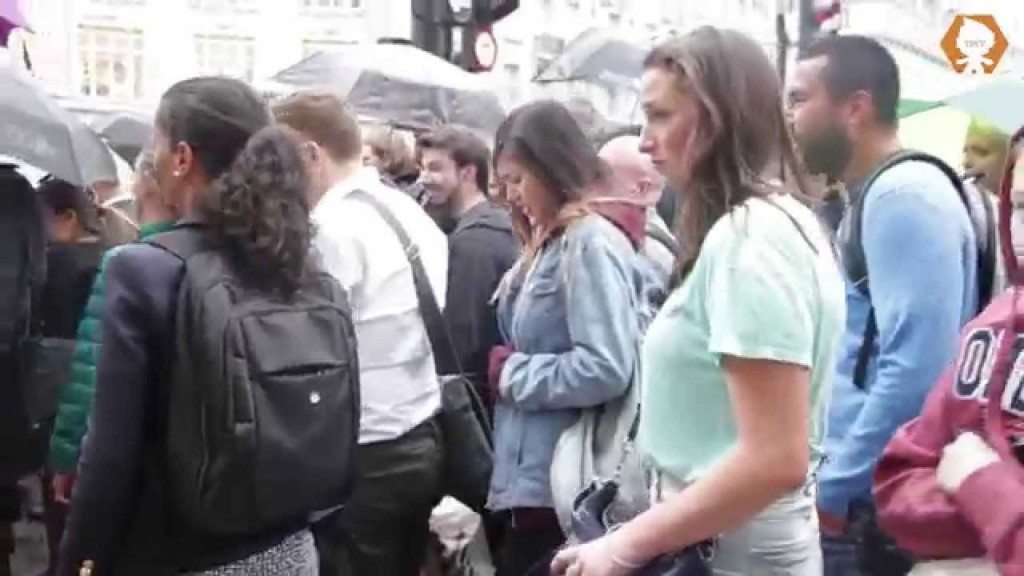 Dansende man in Londense metro
