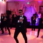 Dansende mannen op trouwfeest