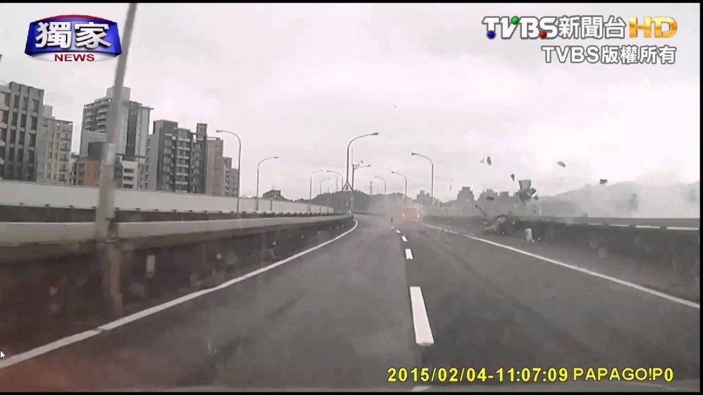Dashcam filmpje vliegtuig van TransAsia crasht in Taiwan