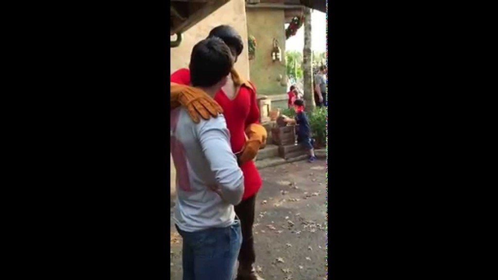 De echte Gaston uit Belle en het beest toont zijn spieren