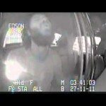 Dronken man zingt in politiewagen