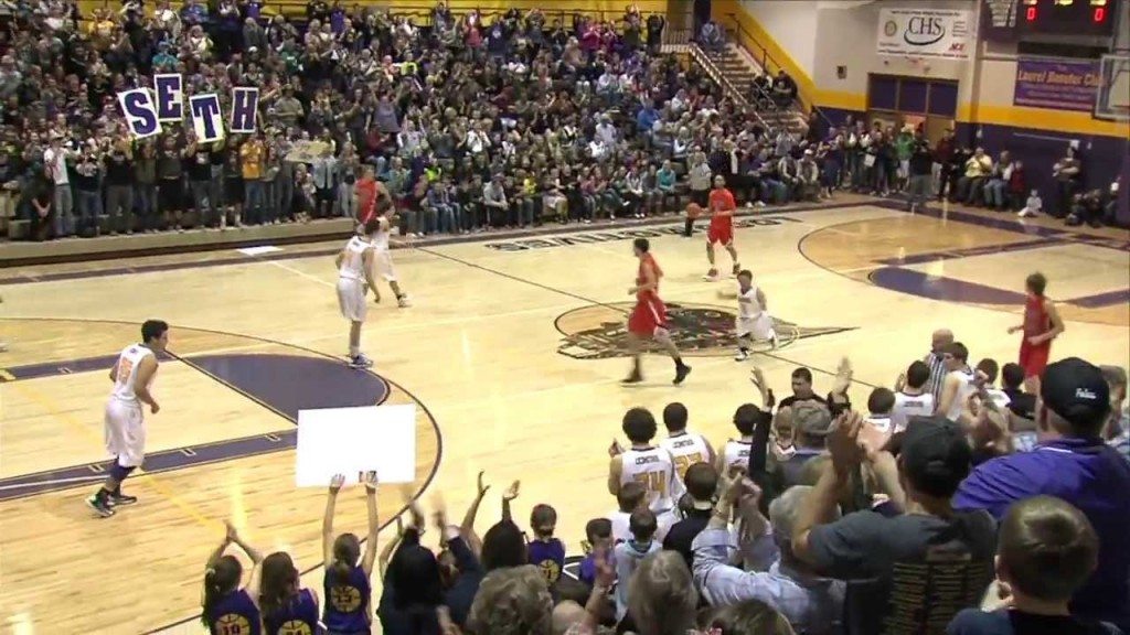 Dwerg speelt mee met basketbalploeg school
