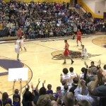 Dwerg speelt mee met basketbalploeg school