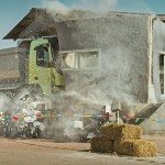 Een 4-jarige een truck laten besturen