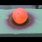 Een hete metalen bal op steekschuim