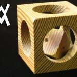Een houten kubus in een houten kubus
