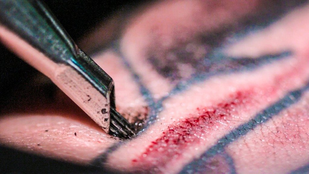Een tatoeage laten zetten in slow motion