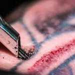 Een tatoeage laten zetten in slow motion