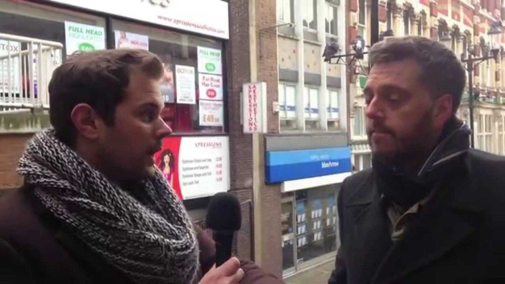 Experiment… mannen hand in hand over straat