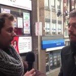 Experiment… mannen hand in hand over straat