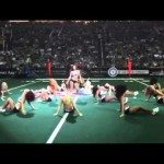 Football speler doet mee met cheerleaders