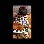 Franse blinde jongen speelt gitaar