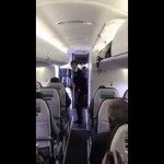 Funkie bewegingen van stewardess