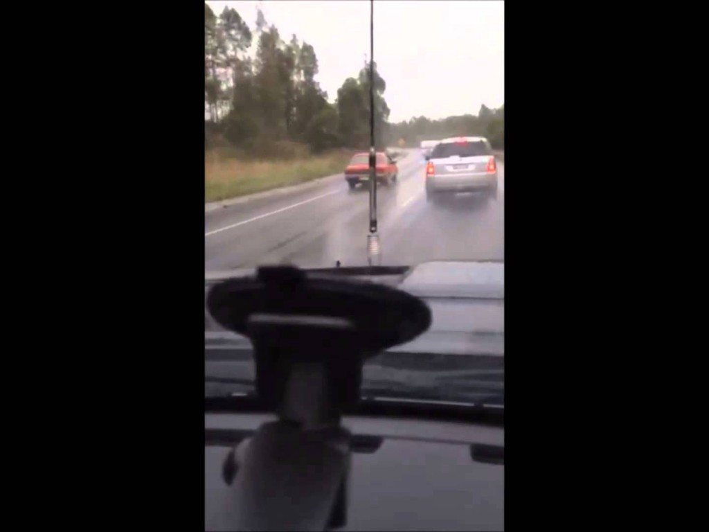 Geen ruitenwissers? Gebruik raamtrekker