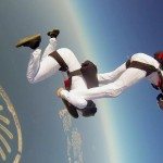 Gesynchroniseerde skydive boven Dubai