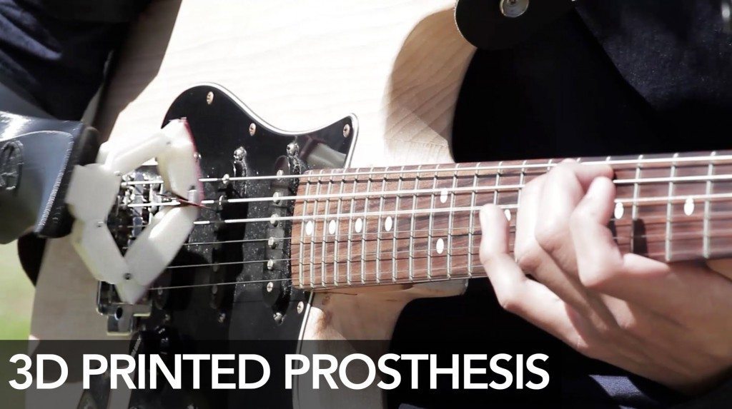 Gitaar spelen dankzij handprothese
