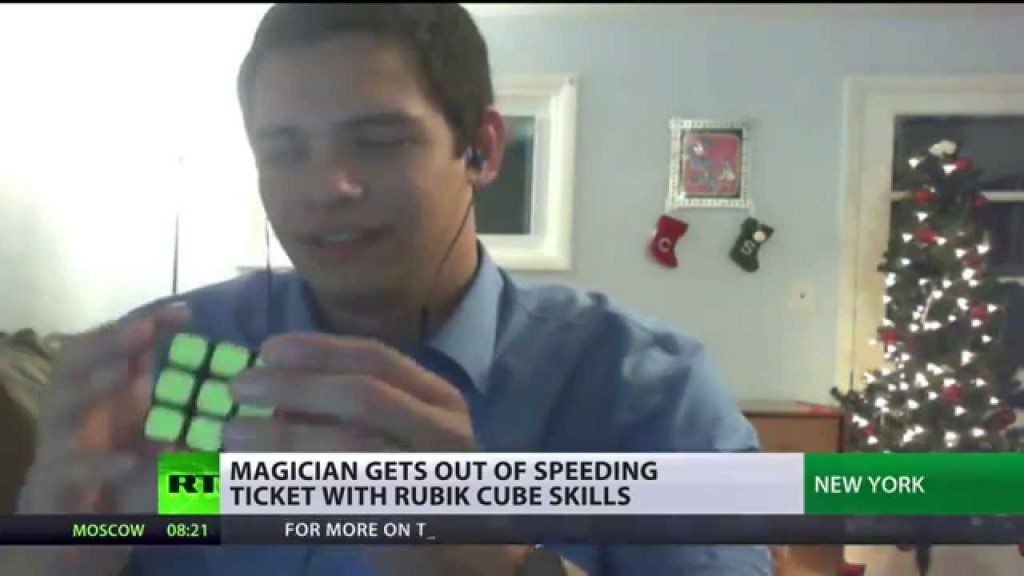 Goochelaar toont agenten trucje