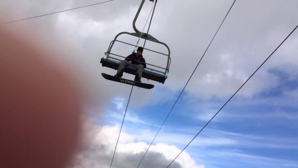 Grappige redding snowboarder