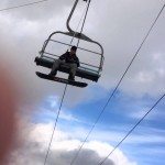 Grappige redding snowboarder