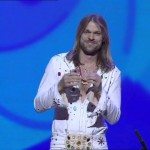 Grappige Zweedse goochelaar