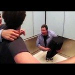 Halve man in de lift