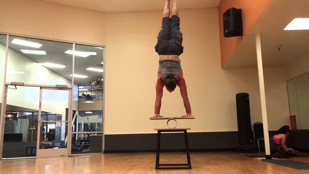 Handstand op een Rolla Bolla