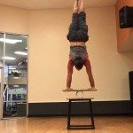 Handstand op een Rolla Bolla