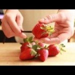 Het kroontje van een aardbei verwijderen