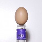 Hoe een ei in een fles krijgen?