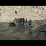 Hoe je een wagen niet uit de modder moet trekken