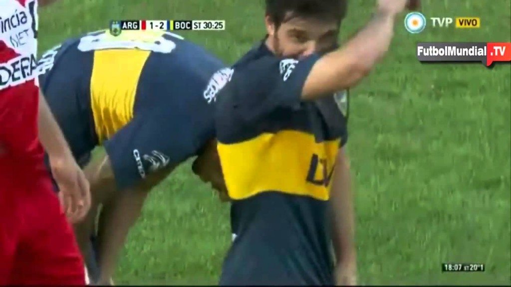 Horrortackle van Carloz Tevez